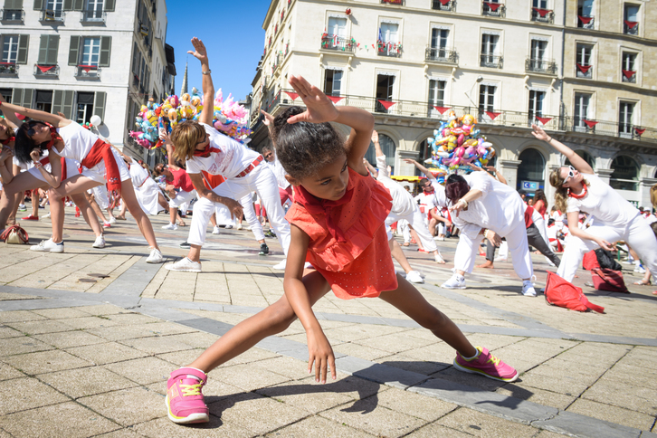 Enfants comme adultes peuvent participer au Yoga pendant les fêtes de Bayonne ©Isabelle MIQUELESTORENA