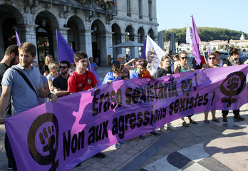 Une quarantaine de personnes s'est rassemblée devant la mairie de Bayonne, à 18 h 30. ©Bob EDME