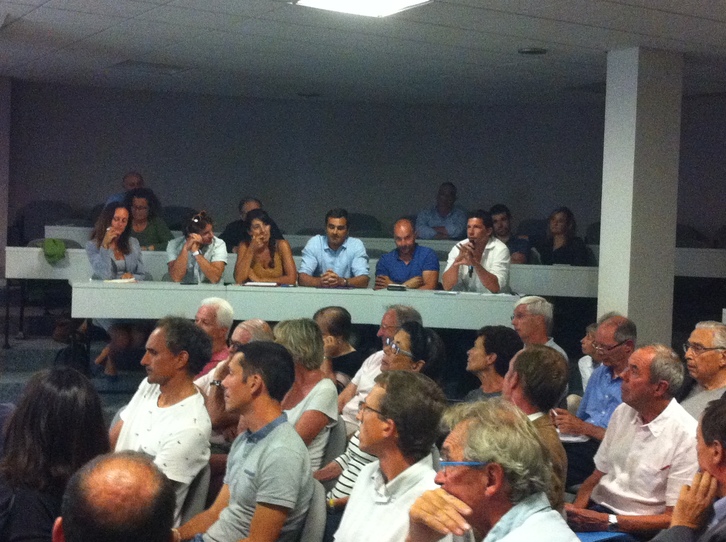 Habitants et usagers de Marbella suivent de près la présentation du nouveau projet.