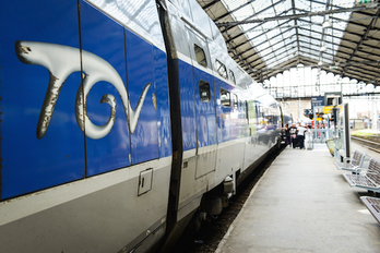 Un TGV en la estación de Baiona. (Isabelle MIQUELESTORENA)