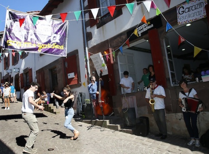 Le gazetetxe de Garazi est une des associations organisatrices d'Elkarteen eguna. (Bob EDME)