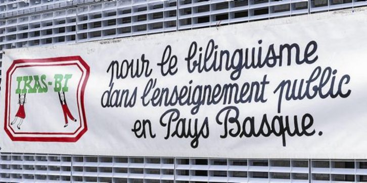 Des campagnes ont régulièrement lieu pour encourager le développement du bilinguisme à l'école. © Isabelle MIQUELESTORENA