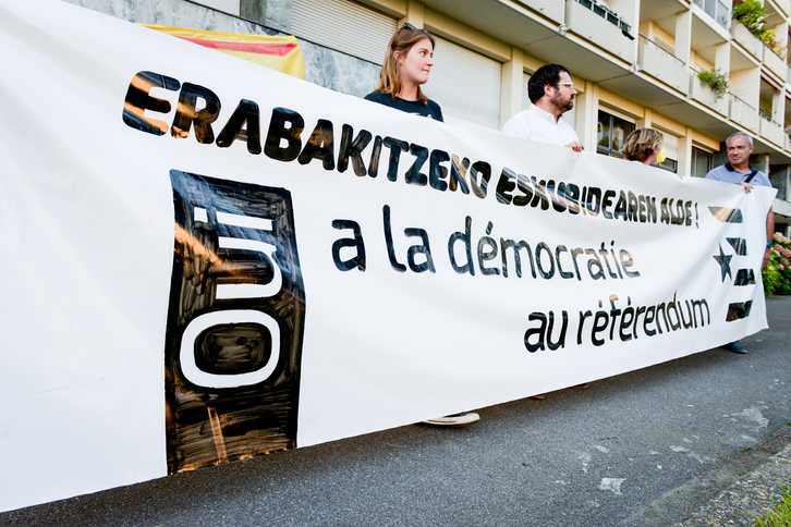Mobilisation d'EH Bai, Aitzina et le syndicat LAB devant le Consulat d'Espagne de Bayonne, le 20 septembre dernier. © Isabelle MIQUELESTORENA