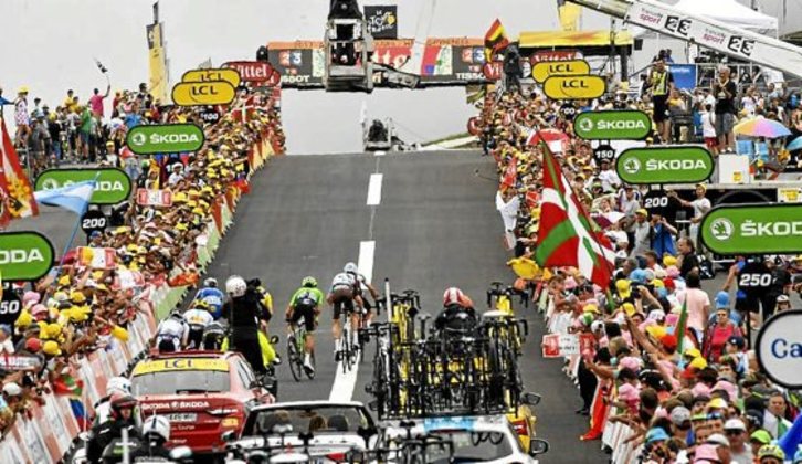 Les coureurs du Tour de France, de passage presque tous les ans à Pau, pourraient effectuer leur retour sur les routes du Pays Basque en 2018. (c) ASO / Bruno BADE