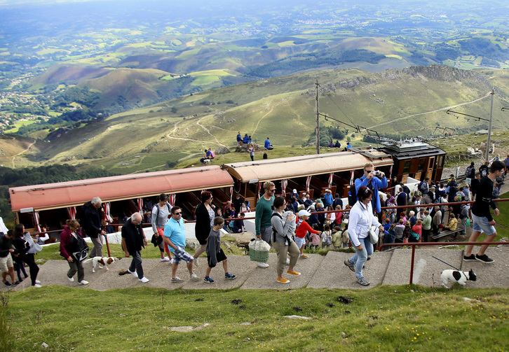 Le sommet de la Rhune est l'un des sites du Pays Basque le plus visité par les touristes. © Bob EDME