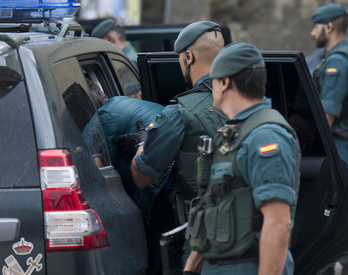 Agentes de la Guardia Civil, durante una operación en 2015. (Juanan RUIZ/ARGAZKI PRESS)