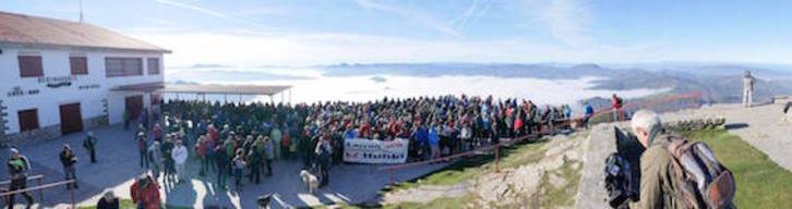 Photo d'une mobilisation au sommet de La Rhune contre le projet La Rhune 2020. © DR 
