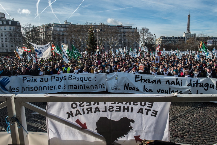 Des milliers de personnes se sont rassemblées au coeur de Paris le 9 décembre dernier, à l'appel des Artisans de la paix. © Marisol RAMIREZ