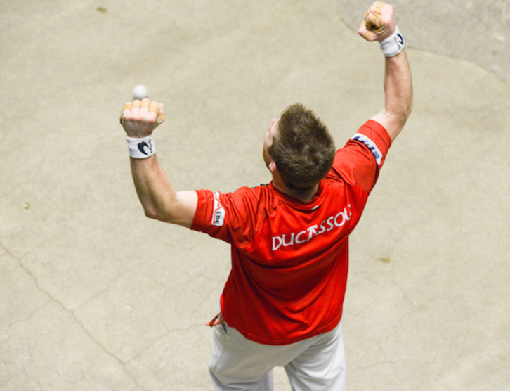 Au terme d’une finale accrochée, Ducassou remporte le titre, avec un doigt fracturé. © Isabelle MIQUELESTORENA