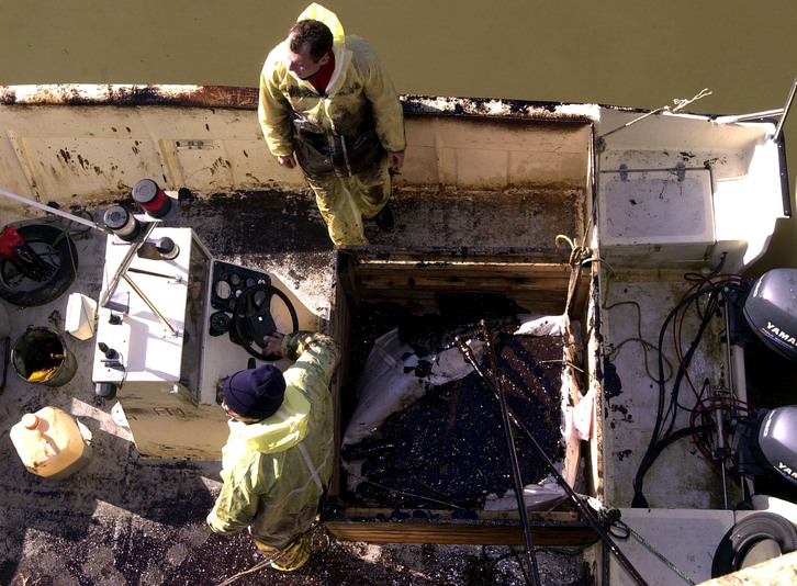 Les pêcheurs de Saint-Jean-de-Luz débarquent le pétrole qu'ils viennent de ramasser le long de la côte basque. © Bob EDME