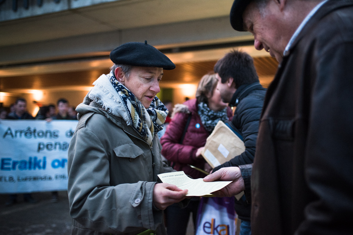 Les manifestants ont distribué des tracts avant le lancement du conseil communautaire. © Nahia GARAT