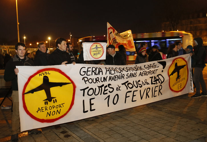 Un rassemblement était organisé, le soir de l'annonce, le 17 janvier, devant la mairie de Bayonne pour fêter la décision et défendre l’avenir de la ZAD. ©Bob EDME