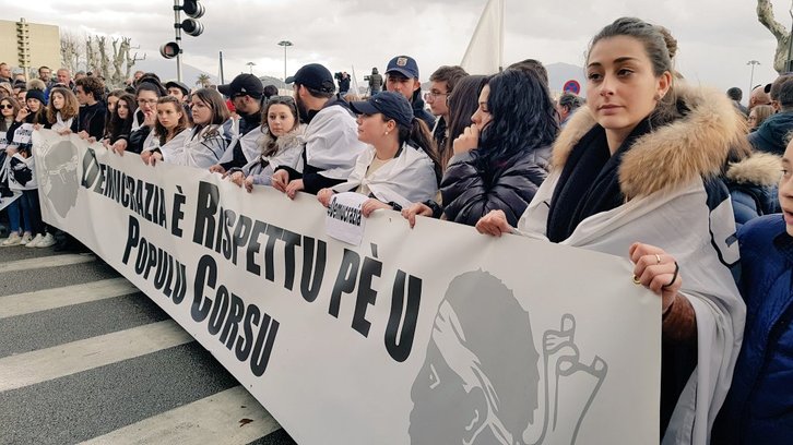 Les jeunes corses ont ouvert la manifestation en faveur de la démocratie à Ajaccio. @rgaroby
