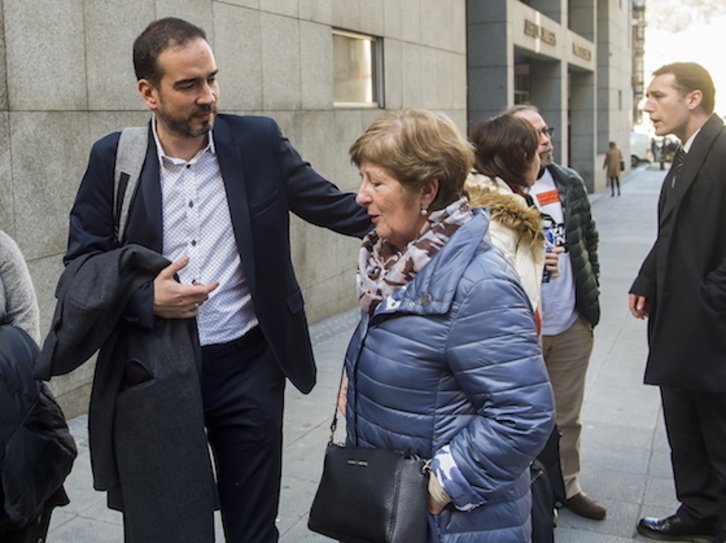 Iñaki Soto, directeur de Gara, avec la mère d'Iñigo Cabacas, Fina Licerantzu. (Luis JAUREGIALTZO | ARGAZKI PRESS)