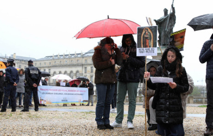 Une manifestation anti-IVG à Bayonne à l'initiative de l'association S.O.S Tout-petits. Elle réunissait moins de 10 personnes, les contre-manifestants appelés notamment par le planning familial étaient dix fois plus nombreux. 