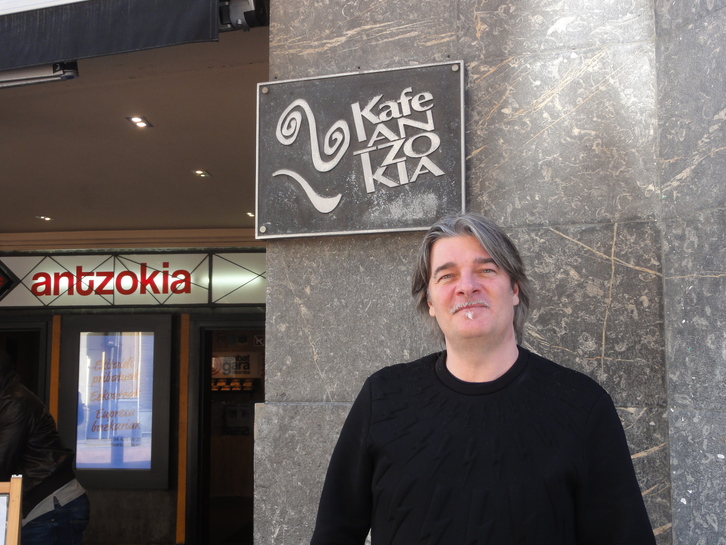 Mikel Urbeltz, devant le Kafe Antzoki à Bilbo. © Valérie VALADE