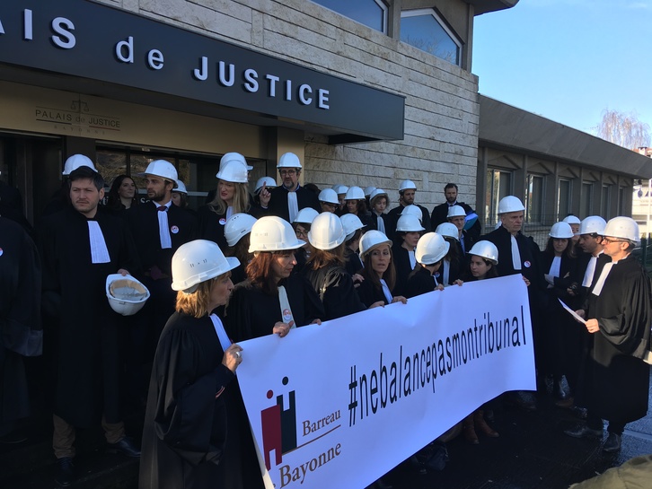 Mobilisation devant le tribunal de Bayonne pour une justice de proximité et de qualité. © Goizeder TABERNA