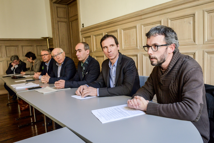 Les premiers élus signataires de l'appel auprès des dirigeants d'Euskal Moneta © Isabelle Miquelestorena