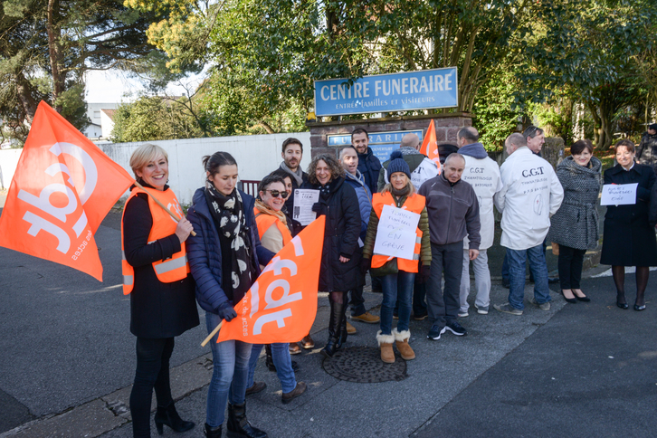 Une vingtaine de salariés se sont rassemblés devant le funérarium OGF de Bayonne. © Isabelle MIQUELESTORENA