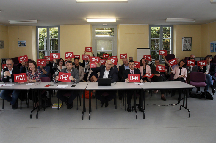 Les maires et employeurs qui demandent le retrait de la délibération ont abordé une pancarte Hitza Hitz ! ce 25 avril à Hasparren. © Bob Edme