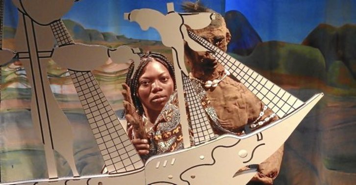 Rachida Tahirou, artiste togolaise, donne vie aux marionettes du spectacle “Le monde perdu de Peter". © Théatre du Versan.