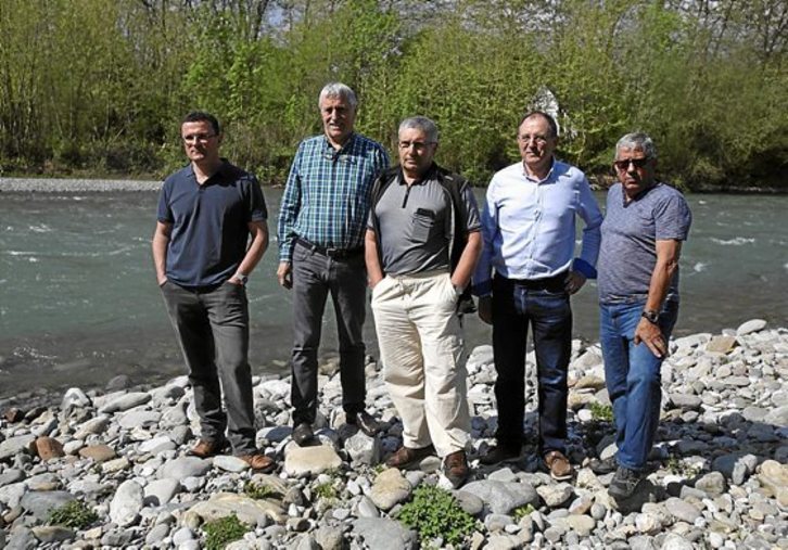 Les représentants des six associations agréées pour la pêche et la protection du milieu aquatique. © Christophe DE PRADA