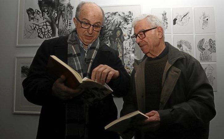 Michel Duvert et Lucien Afios pendant la présentation du livre à Tardets, en avril dernier. © Christophe DE PRADA