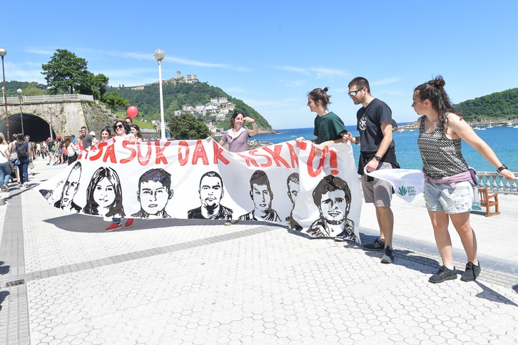 La revendication en faveur de la libération des jeunes d'Altsasu était présente lors de la chaîne humaine à Donosti. © Idoia Zabaleta / FOKU 