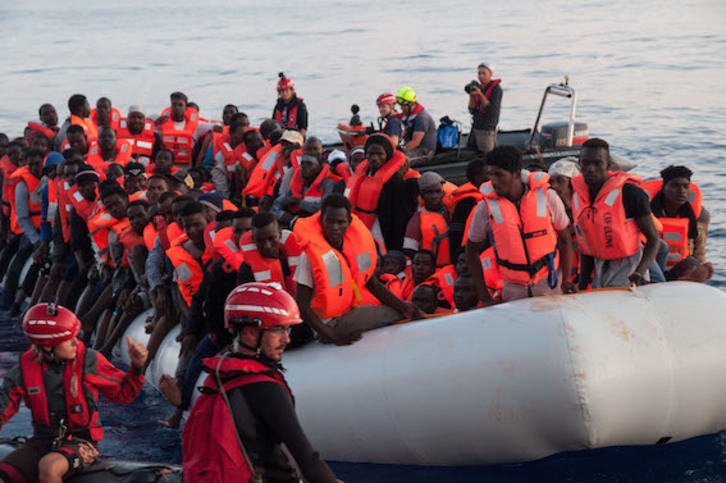 Les migrants accueillis à Donostia étaient parfois entassés pendant plusieurs jours avant d'être transférés vers l'Etat français. (Hermine POSCHMANN/AFP)