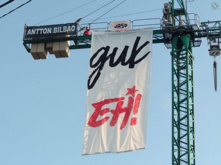 Plusieurs jeunes ont déplié une banderole avec le slogan de la campagne #GukEH dans un chantier du promoteur Robert Alday à Bayonne. ©Aitzina