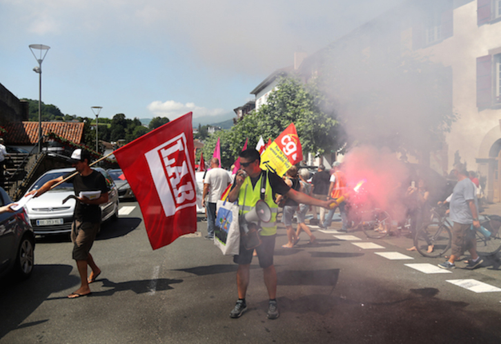 Une manifestation a parcouru les rues de Saint-Jean-Pied-de-Port ce jeudi 19 juillet. © Bob EDME