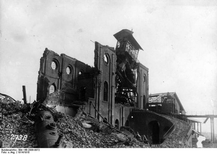 Les ruines d'une fosse dans les mines de Lens. © Wikipedia
