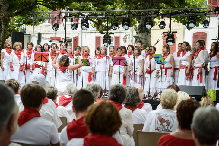 Le chœur de femmes Buhaminak se produit chaque année aux Fêtes de Bayonne. © Isabelle MIQUELESTORENA