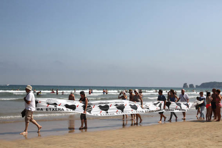 La fin de la dispersion a été réclamée cet été dans les plages du Pays Basque. ©Aurore Lucas