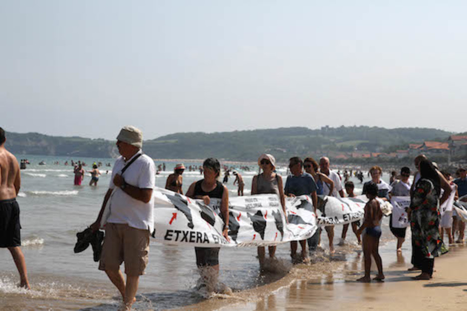 L’association Etxerat s’est rassemblé sur différentes plages du Pays Basque. 