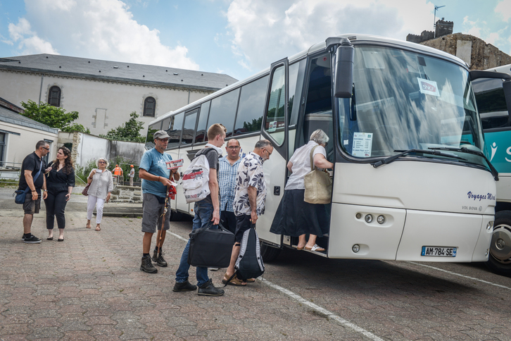 Des usagers de la SNCF ont emprunté des bus de substitution pour se rendre à Saint-Jean-Pied-de-Port depuis Bayonne. © Isabelle Miquelestorena