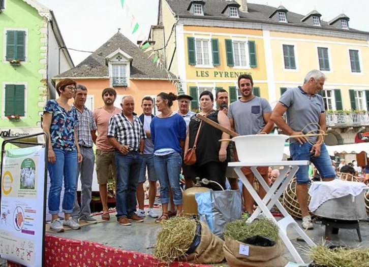 Les producteurs ont présenté leur projet à la fête du fromage de Tardets. © Christophe de PRADA