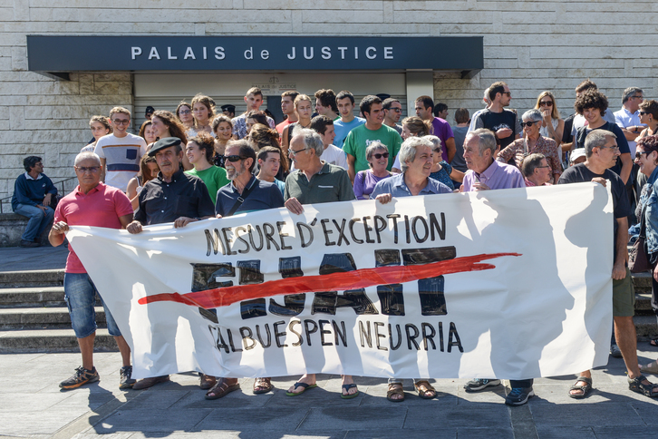 Près de 150 anciens prisonniers se sont rassemblés devant le palais de justice de Bayonne pour demander la désactivation du Fijait. © Isabelle MIQUELESTORENA