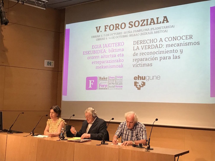 Aitzpea Leizaola, Harold Good et Juanjo Espina, lors de la présentation du forum (@ForoSoziala)
