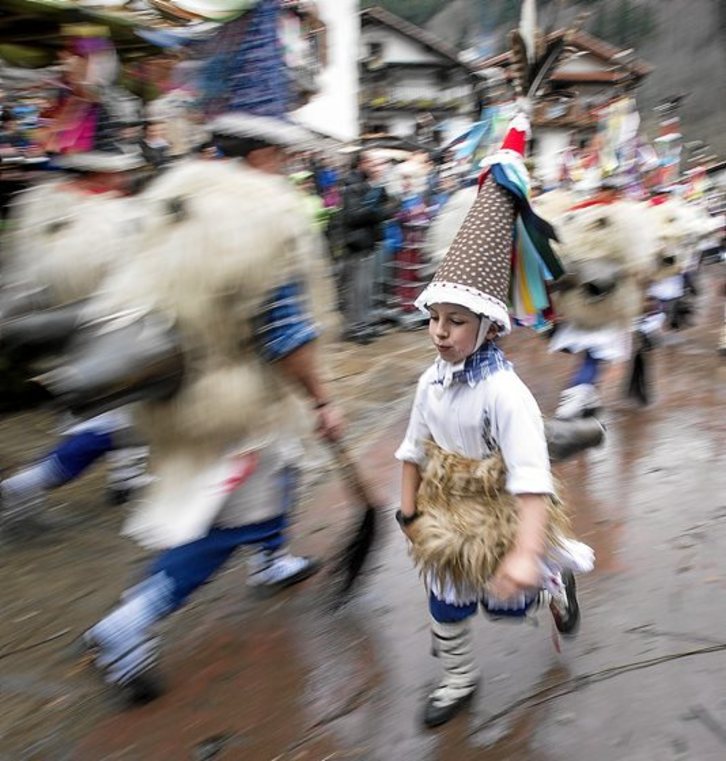 Lors des carnavals, comme ici à Ituren, les Joaldun occupent un rôle important dans les festivités. © Iñigo URIZ / FOKU