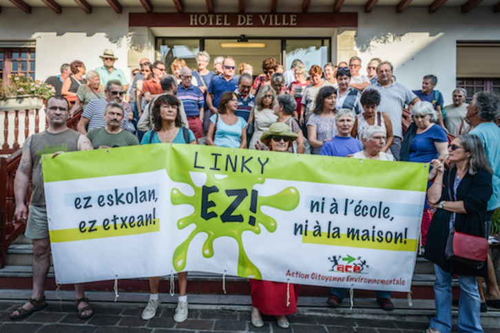 Des mobilisationas avaient aussi eu lieu à Hendaye pour dire "Non aux compteurs Linky". © Isabelle MIQUELESTORENA 