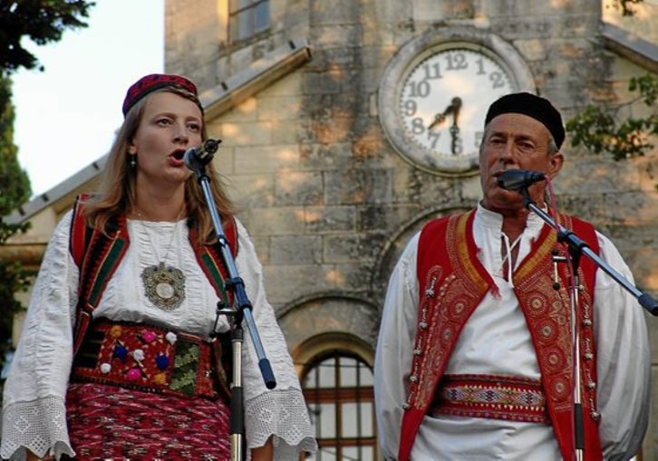  Stelvana Spajic (ici avec le chanteur serbe Dragomir Vukanac) sera présente les 11 et 13 octobre au festival Haizebegi. © S. SPAJIC