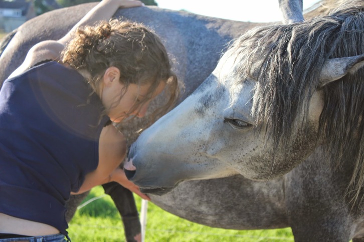 Elodie Stoléar soigne les animaux domestiques, les animaux de la ferme tout comme les animaux sauvages.