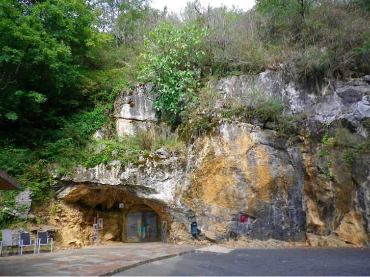 Entrée de la grotte. Wikipedia