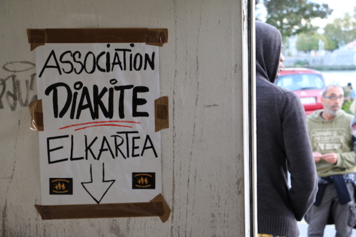 L’association Diakite gère le point d’accueil des migrants situé quai de Lesseps. © Iurre Bidegain