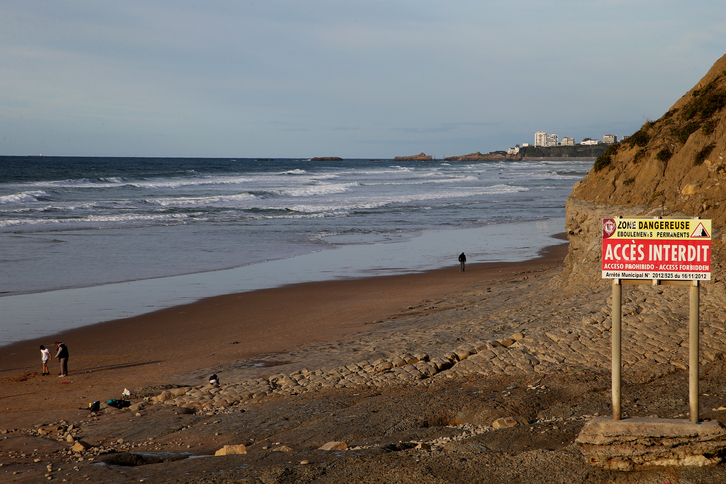 Au Pays Basque, le trait de côte a reculé de soixante mètres en 200 ans. A Bidart, la plage d’Erretegia va être “renaturée” afin de limiter les risques d’érosion et de submersion, phénomènes de plus en plus fréquents sur la côte basque. 
