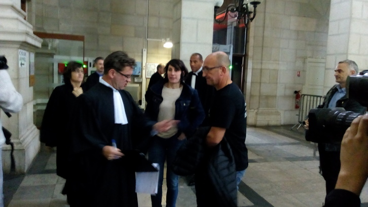Cathy Cabalgoity et Panpi Sainte-Marie à leur entrée au tribunal. 