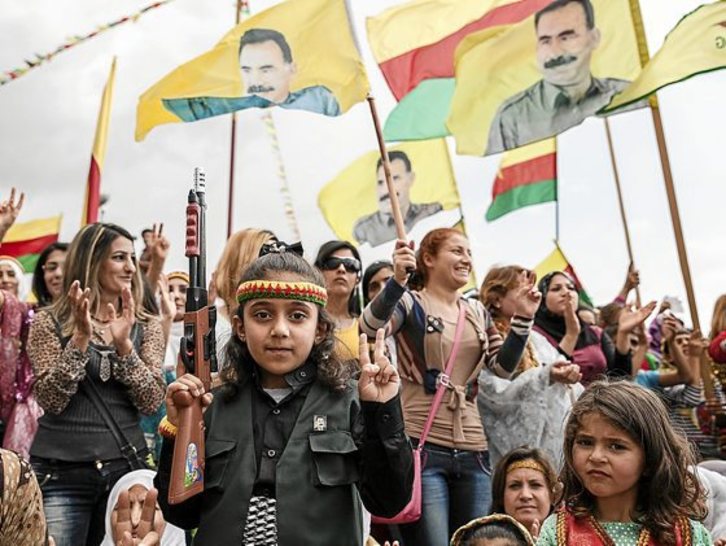 A Qamishio, au Kurdistan de Syrie, les Kurdes fêtent Newroz, en pleine guerre contre l'Etat islamique en 2014. © Yann RENOULT