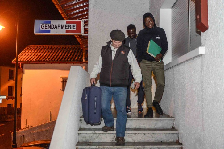 Mamadou et Alassan sortent de la gendarmerie libres @Isabelle MIQUELESTORENA