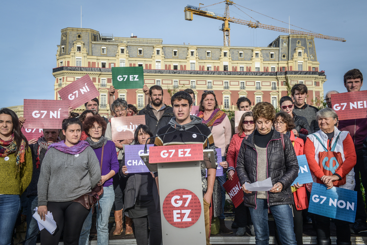Des représentants de la plateforme ont tenu une conférence de presse ce mercredi à Biarritz, devant l'Hôtel du Palais. © Isabelle MIQUELESTORENA